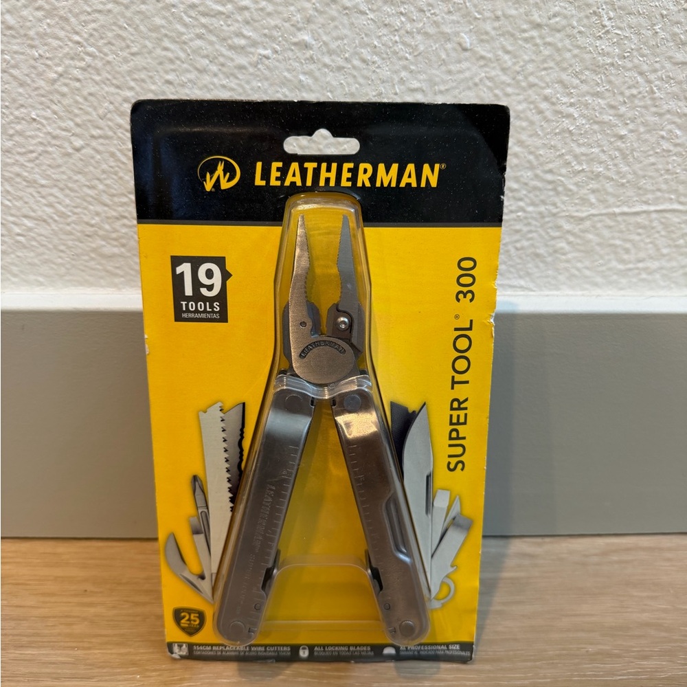 Leatherman Super Tool 300 (19 Tools) w/ Sheath – NEW